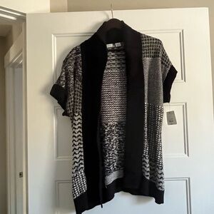 Liz Claiborne Black And White Patchwork Look
Woman's L Short Sleeve Sweater